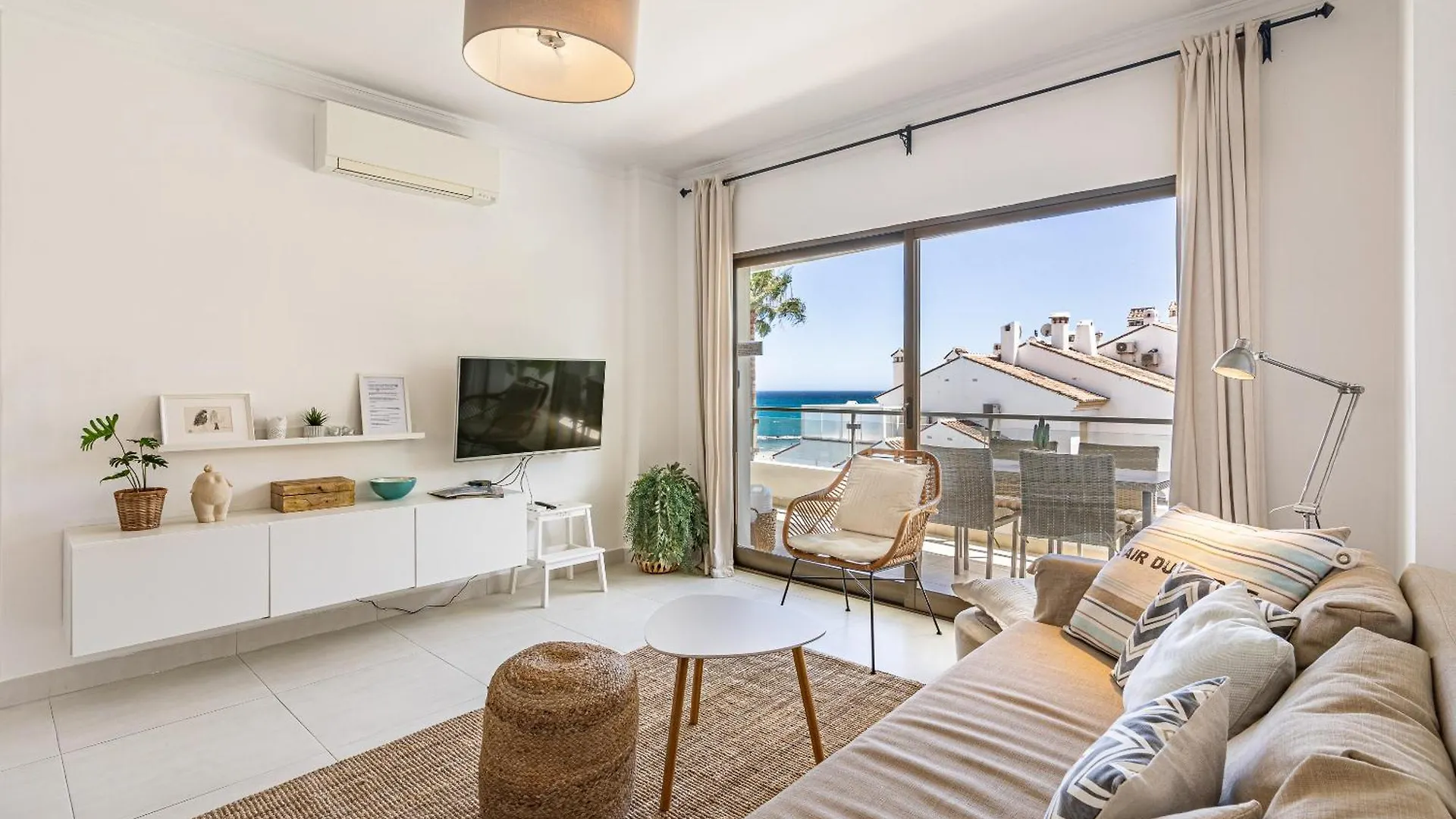 Beachfront Apartment With Sea Views Benalmádena