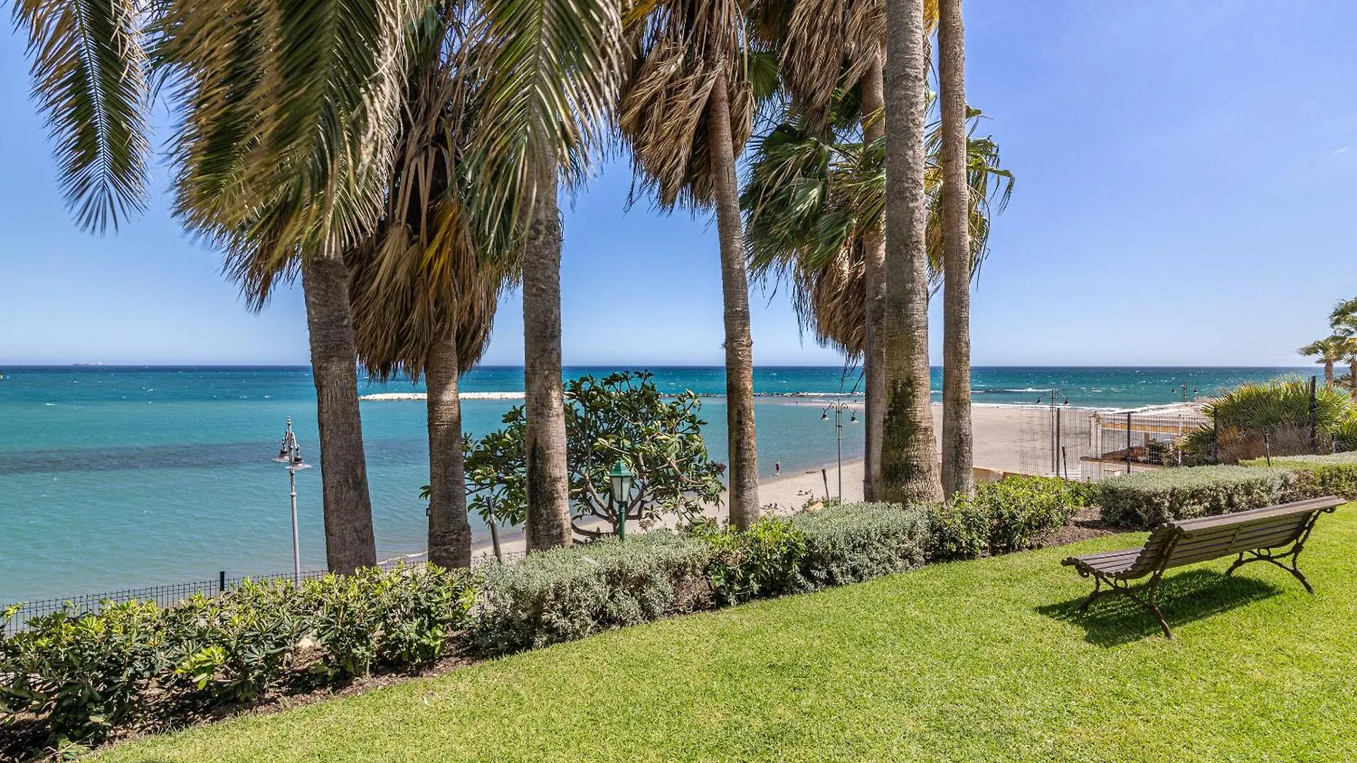Beachfront Apartment With Sea Views Benalmádena Hiszpania