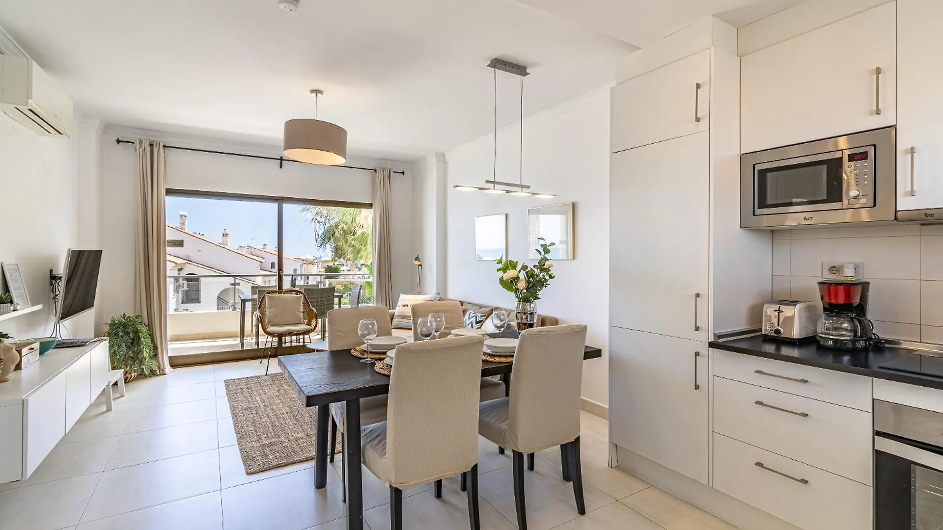 Beachfront Apartment With Sea Views 베날마데나코스타