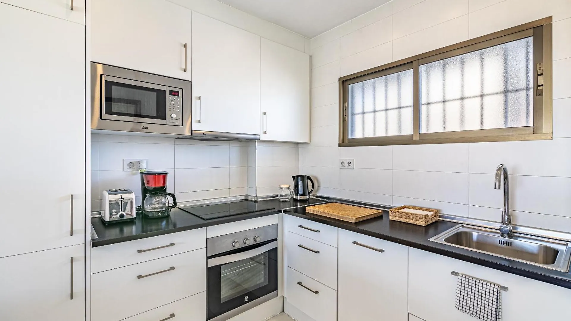 Beachfront Apartment With Sea Views 베날마데나코스타